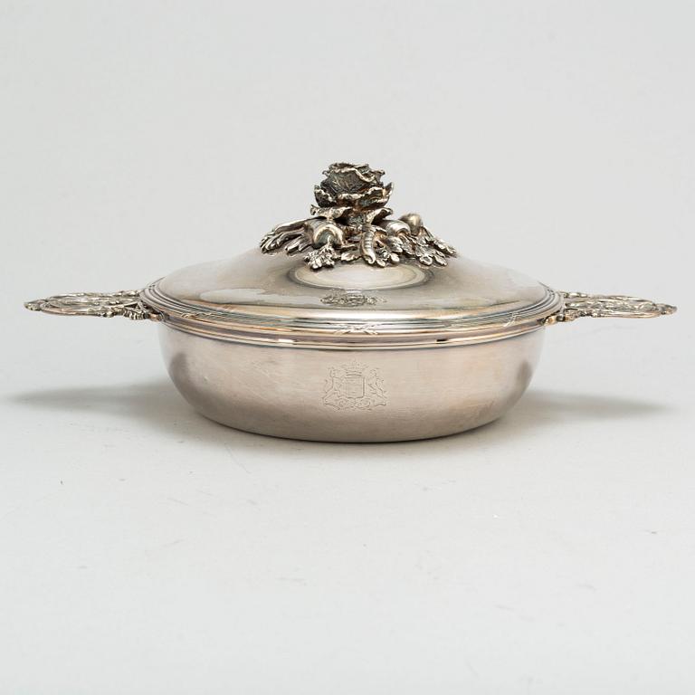 A French late 19th /early 20th centruy silver equelle and cover. Louis XVI-styre.