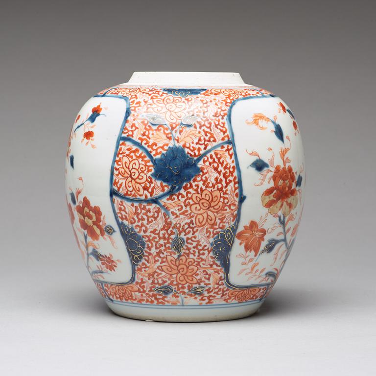 An imari jar, Qing dynasty, 18th Century.