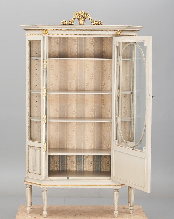 VITRINSKÅP, sengustaviansk stil, 1900-första hälft.