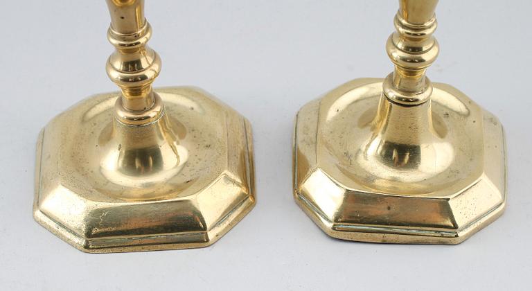 LJUSSTAKAR, 2 st, mässing, 1700-tal.