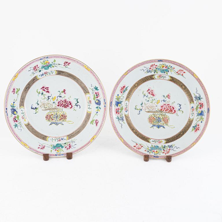 A pair of famille rose dishes, Qing dynasty, Qianlong (1736-95).