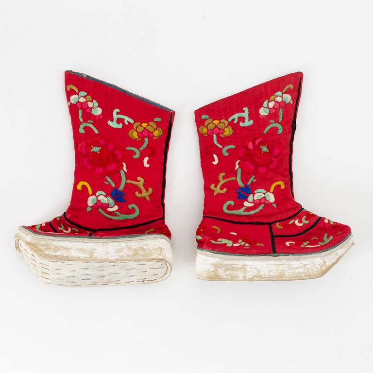 Skor, liten väska, broderade band samt kudde, broderat siden. Kina, sen Qingdynasti samt 1900-tal.