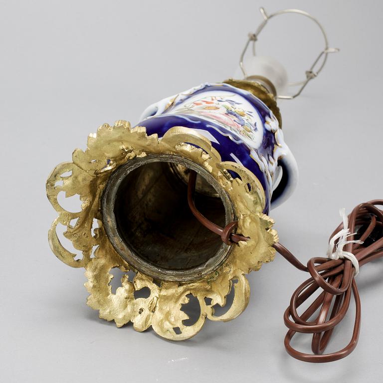 BORDSLAMPA, porslin och mässing, 1900-talets första hälft.