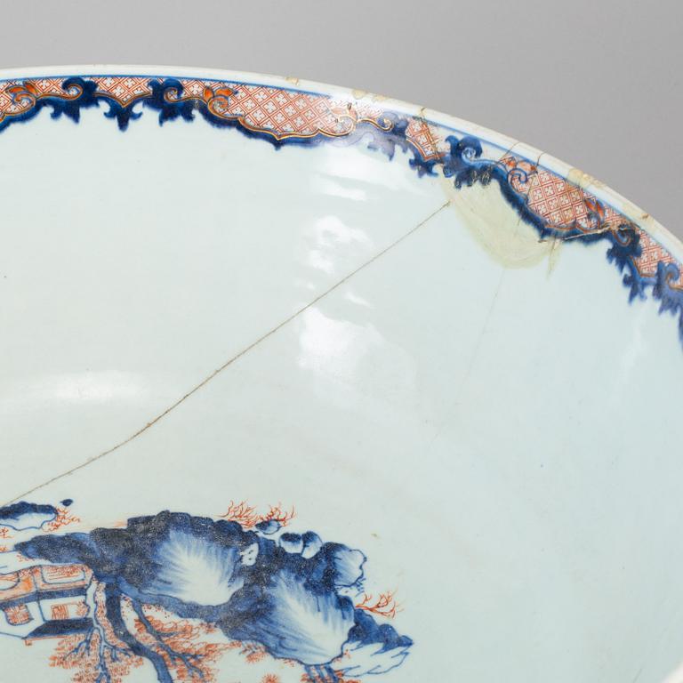 A large imari punch bowl, Qing dynasty, 18th Century.