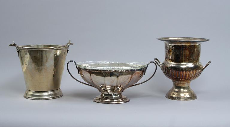 VINKYLARE, 2 st, samt JARDINIERE, nysilver, 1900-talets första hälft.