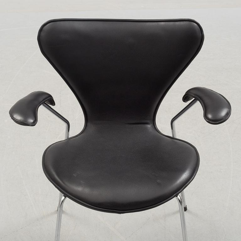 ARNE JACOBSEN, a pair of leather upholstered armchairs by Fritz Hansen, Danmark.