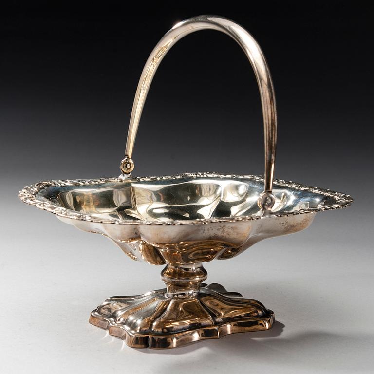 BRÖDKORG, silver, Helsingfors 1942. Vikt 456,7 g.