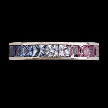 RING, 14K vitguld, olikfärgade safirer.