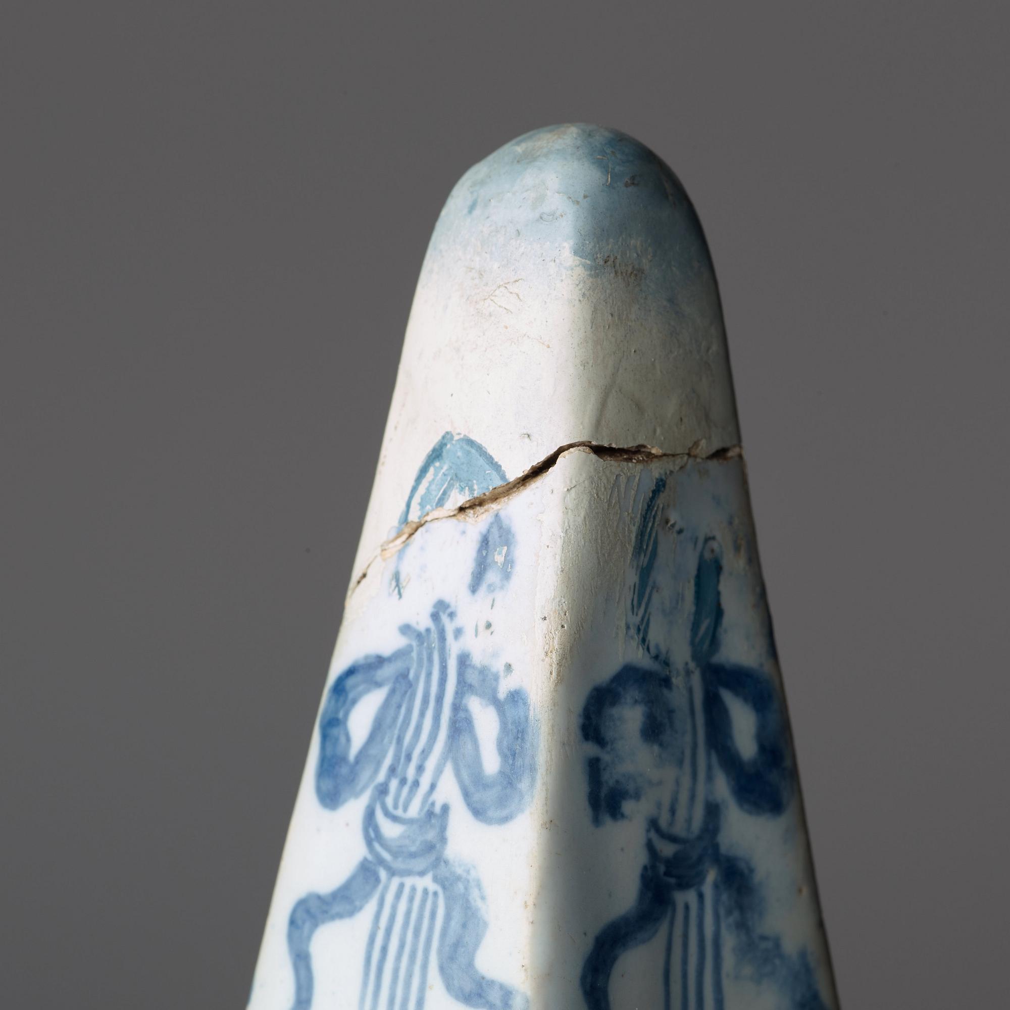 OBELISKER, ett par, fajans. Rörstrand märkta Stockholm, 1700-tal.