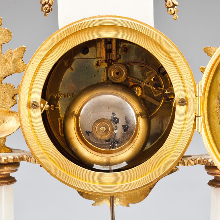 BORDSPENDYL, Louis XVI-stil, 1900-talets andra hälft.