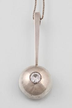 HÄNGE, silver med fasettslipad bergkristall, Gustav Dahlgren & Co, Malmö, 1968. Vikt 11,4 gram.