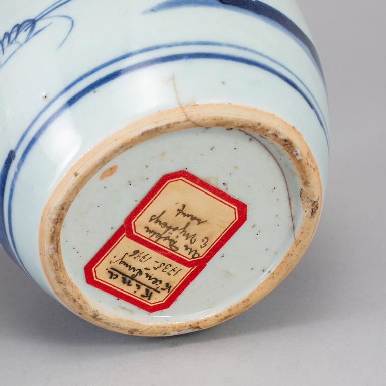 A set of three blue and white tea caddies, Qing dynasty, 19th Century.