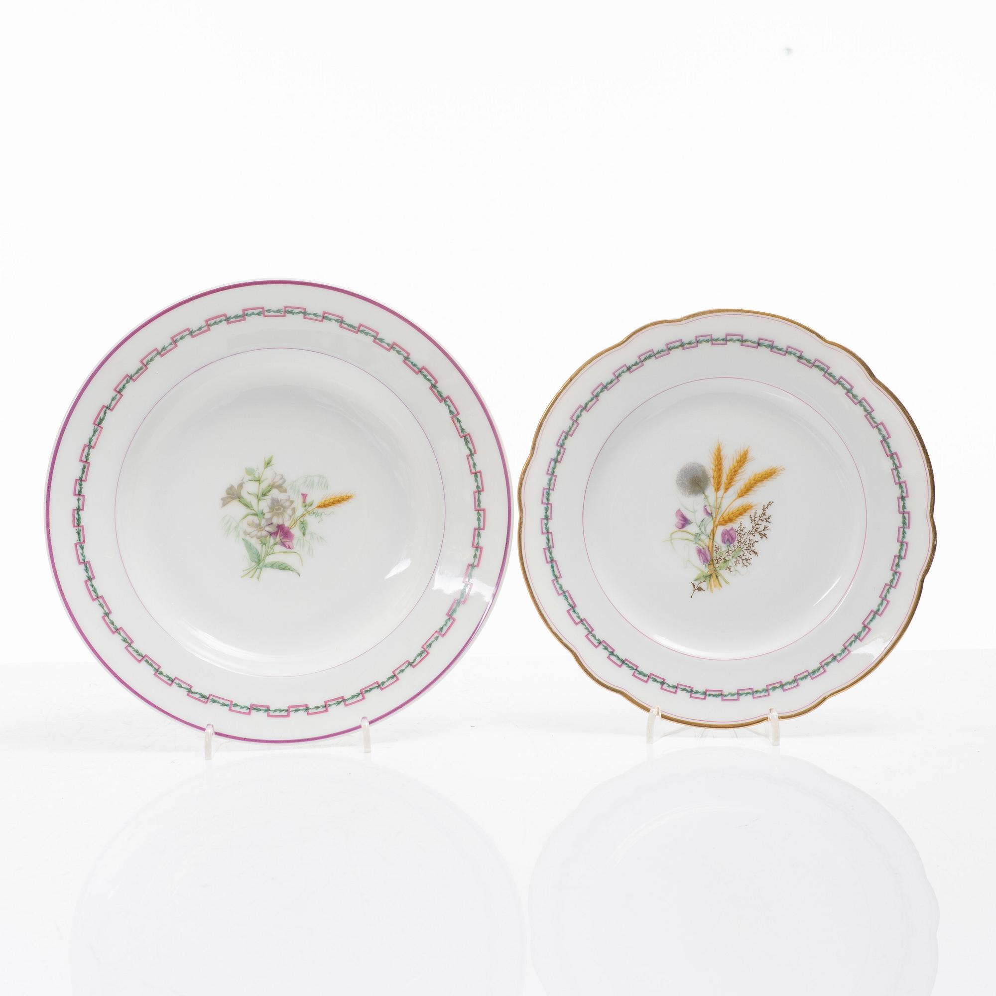 A 106-piece dinner service, circa 1900.