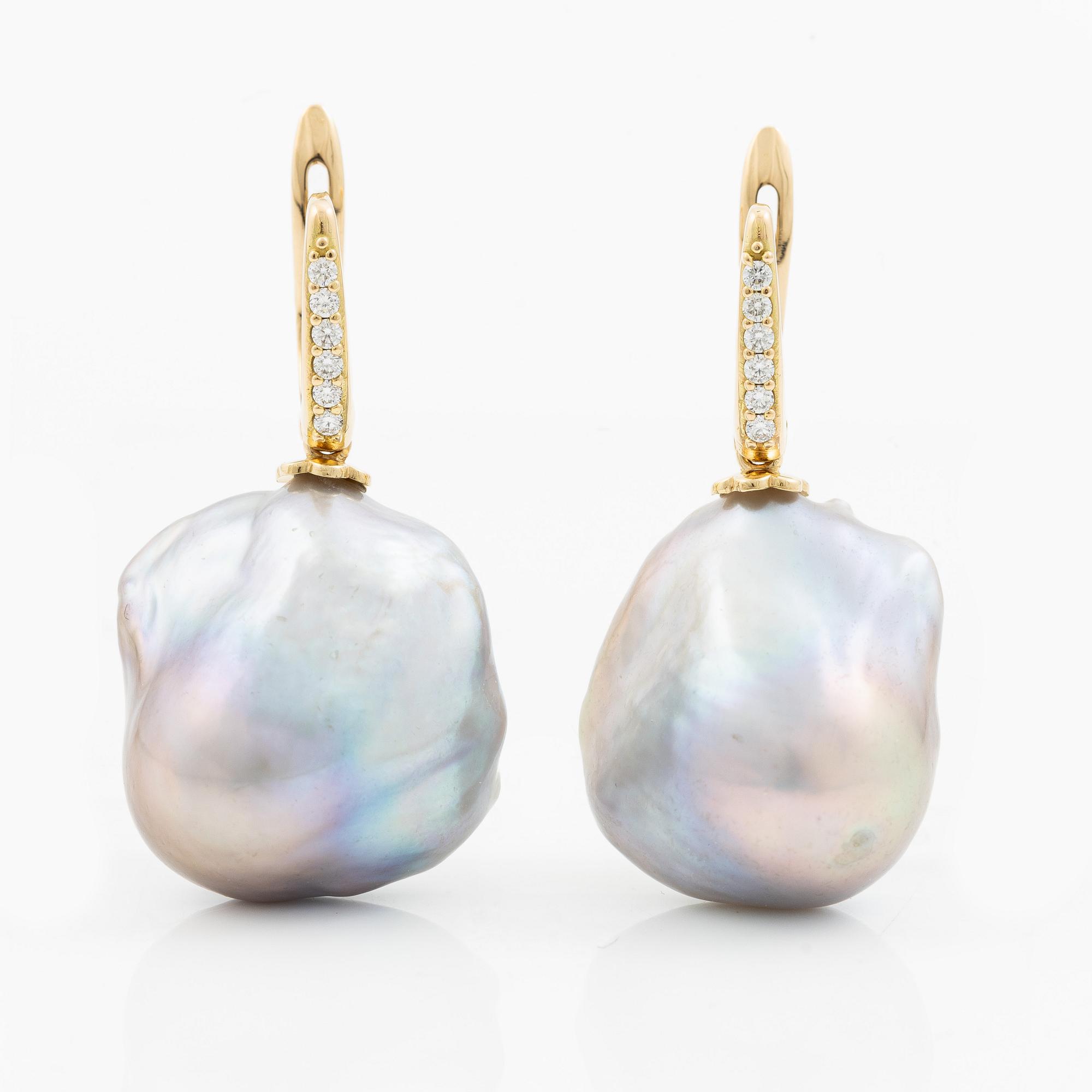 Earrings in 18K gold with baroque cultured freshwater pearls and brilliant-cut diamonds.