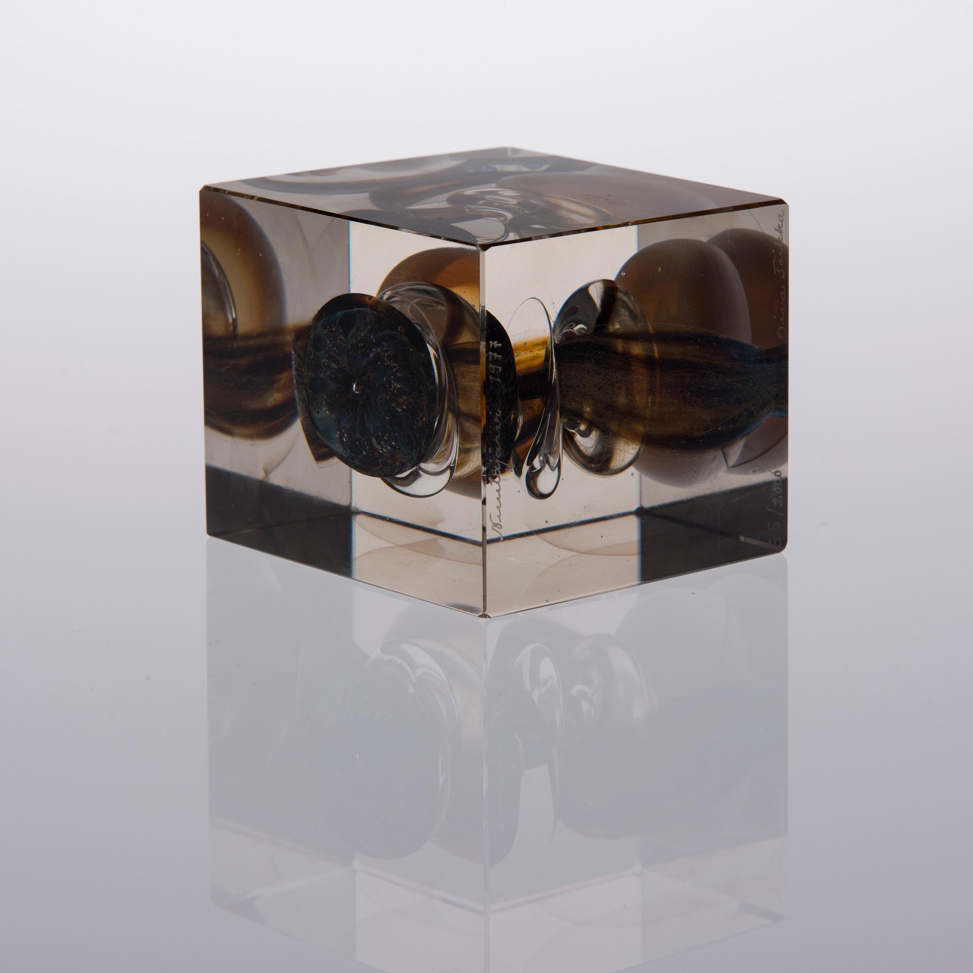 ÅRSKUB, glas, signerad Oiva Toikka Nuutajärvi 1977, numrerad 55/2000.