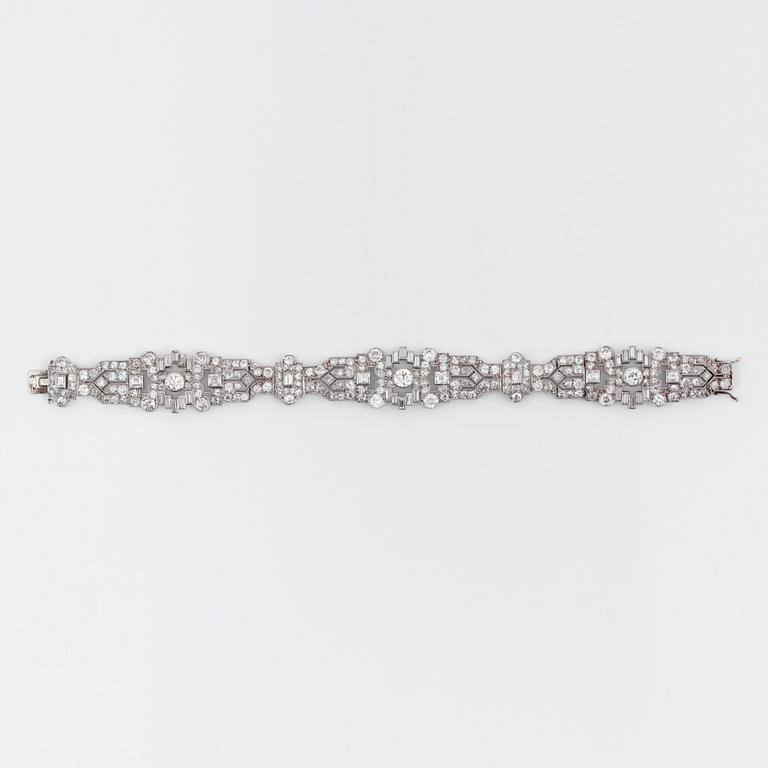 An Art Déco old- and baguette-cut diamond bracelet. Total carat weight of diamonds circa 15.00 cts.