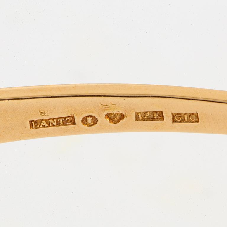 18K gold necklace and bracelet.