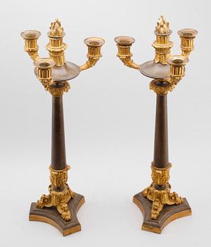 KANDELABRAR, 1 par, förgylld brons, senempire 1800-talets första hälft.