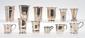 MUGGAR SAMT BÄGARE, 12 st, silver, Danmark resp Sverige, 1900-tal. Totalvikt ca 1060 gram.