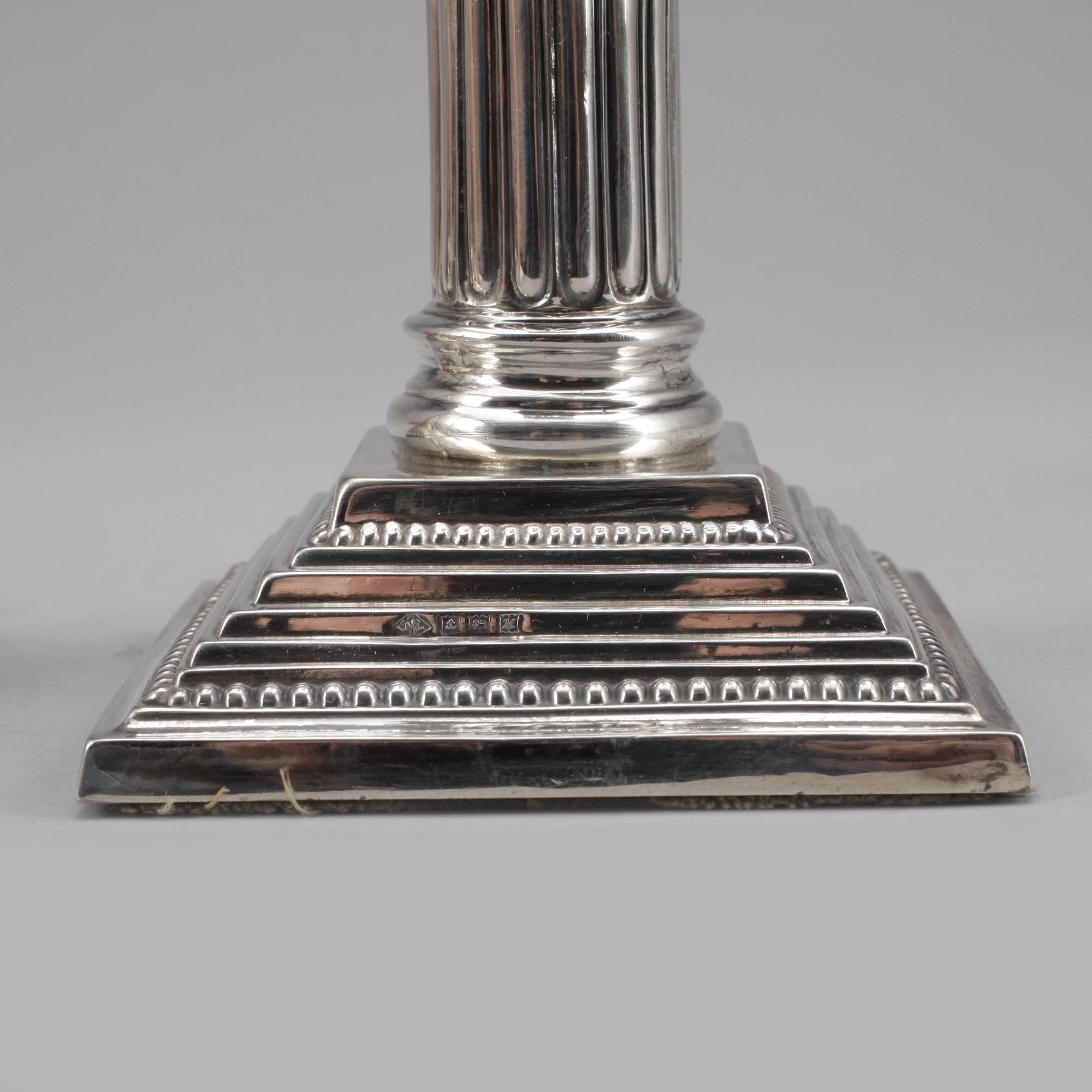LJUSSTAKAR, ett par, silver, Birmingham, England, omkring år 1900. Fylld fot.