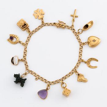 Bracelet 18K gold with charms.