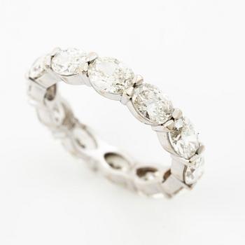 Ring, full eternity band in 18K white gold with oval-cut diamonds.