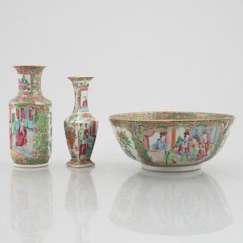 Two porcelain vases, a bowl and a dish, Canton, China, Qing dynasty, 19th Century.