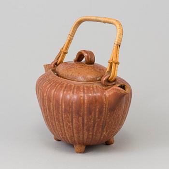 A double spouted teapot by Gunnar Nylund, Röstrand.