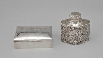 CIGARETTSKRIN samt PLUNTA, silver, 1900-tal, 380 g.