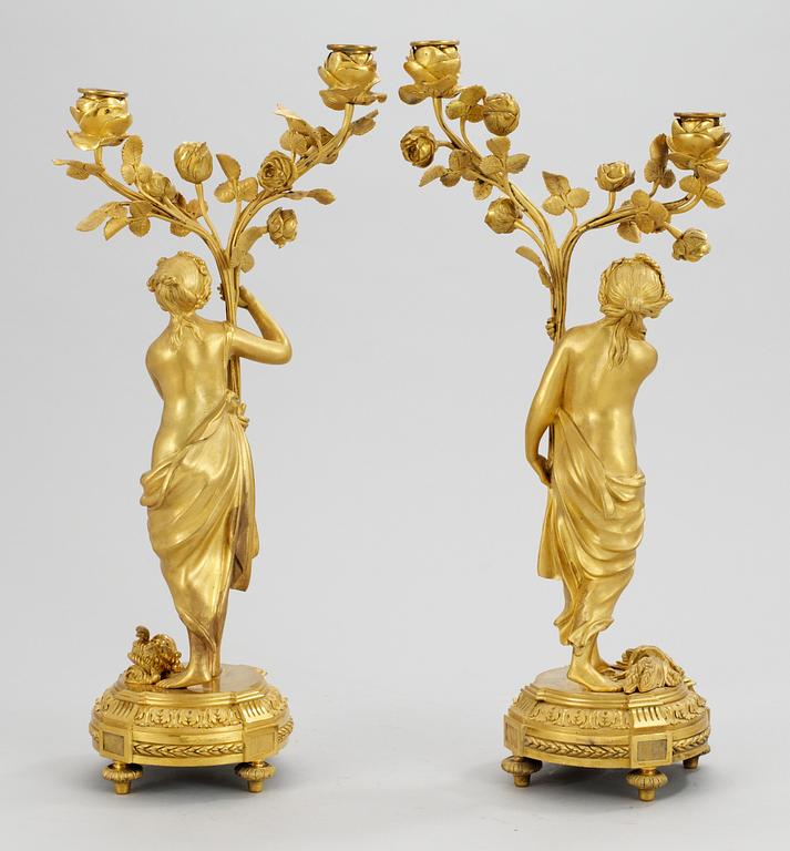 KANDELABRAR, för två ljus, ett par, Falconets art. Frankrike, 1700-talets slut. Louis XVI.
