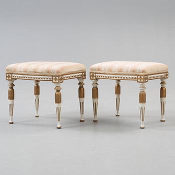 TABURETTER, ett par, av Ephraim Ståhl (mästare i Stockholm 1794-1820). Sengustavianska.