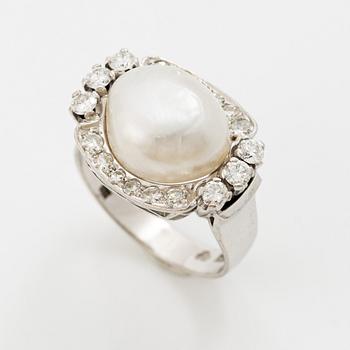 Ring in 18K white gold with a saltwater pearl, set with brilliant-cut and octagonal-cut diamonds.