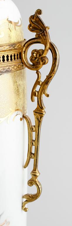 LOCKURNOR, 1 par, porslin och mässing, sannolikt Frankrike, omkring år 1900.