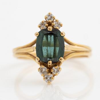 Ring 18K guld med grön turmalin och briljantslipade diamanter.