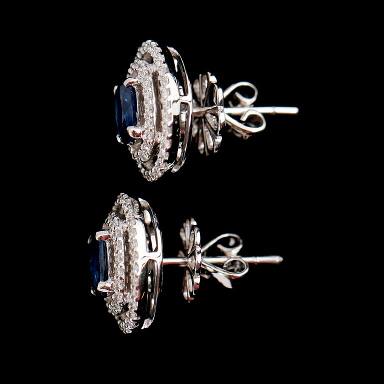 ÖRHÄNGEN, 1 par, 18 k vitguld, blå safirer tot 1.12 ct, diamanter tot 0.38 ct.