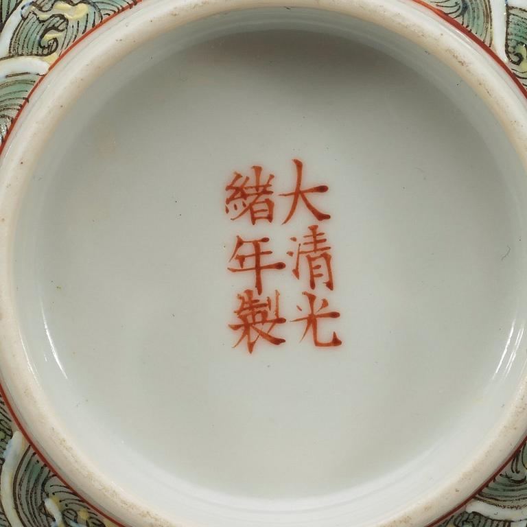 SKÅLAR med LOCK, fyra stycken samt två FAT, porslin. Qing dynastin, med Guangxus märke och period (1874-1908).