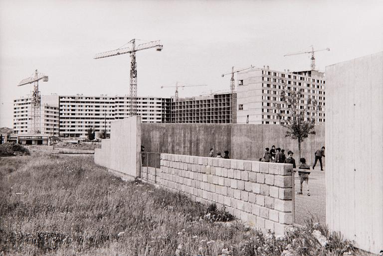 HENRI CARTIER-BRESSON, hopeagelatiinivedos, taiteilijan leima ja Magnum Photos Incorporated -leima a tergo.