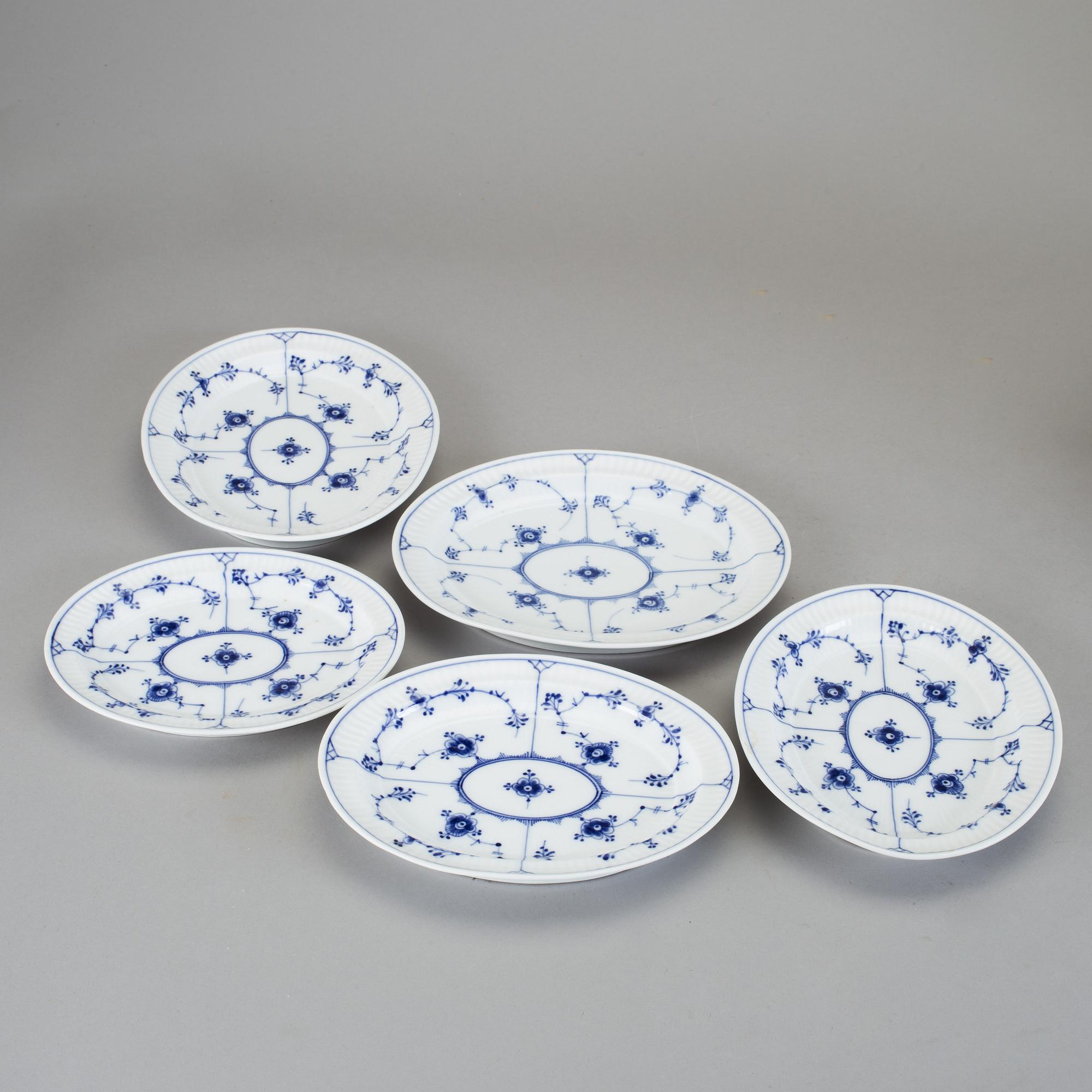 SERVISDELAR, 53 delar, porslin, "Musselmalet", Royal Copenhagen.