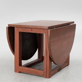 A gate leg table, 19th century.