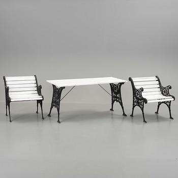 TRÄDGÅRDSMÖBLEMANG, 3 delar, gjutjärn och trä. 1900-tal.