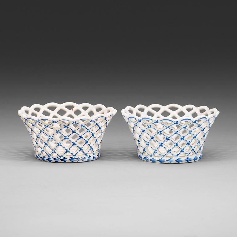 A pair of Swedish faience chesnut baskets, Rörstrand, 1700-tal.