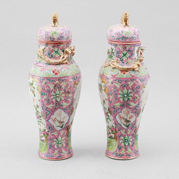 A PAIR OF VASES with lids, porcelain, China, late Qing, 19th century.