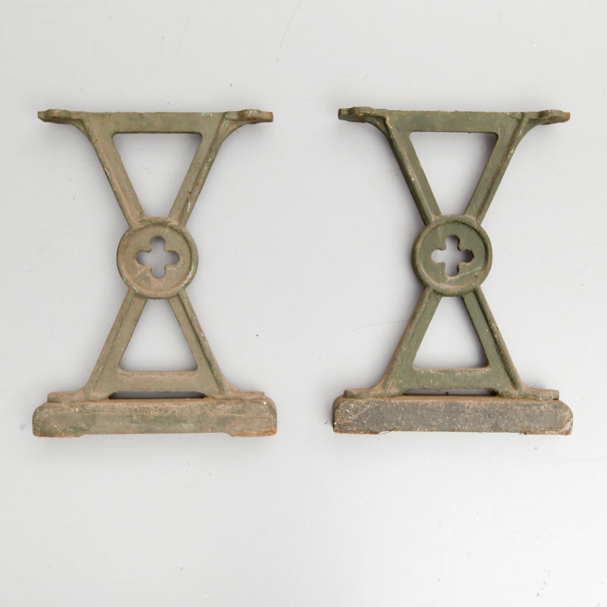 GAVLAR TILL TRÄDGÅRDSBÄNK, 1 par, gjutjärn, 1900-talets första hälft.