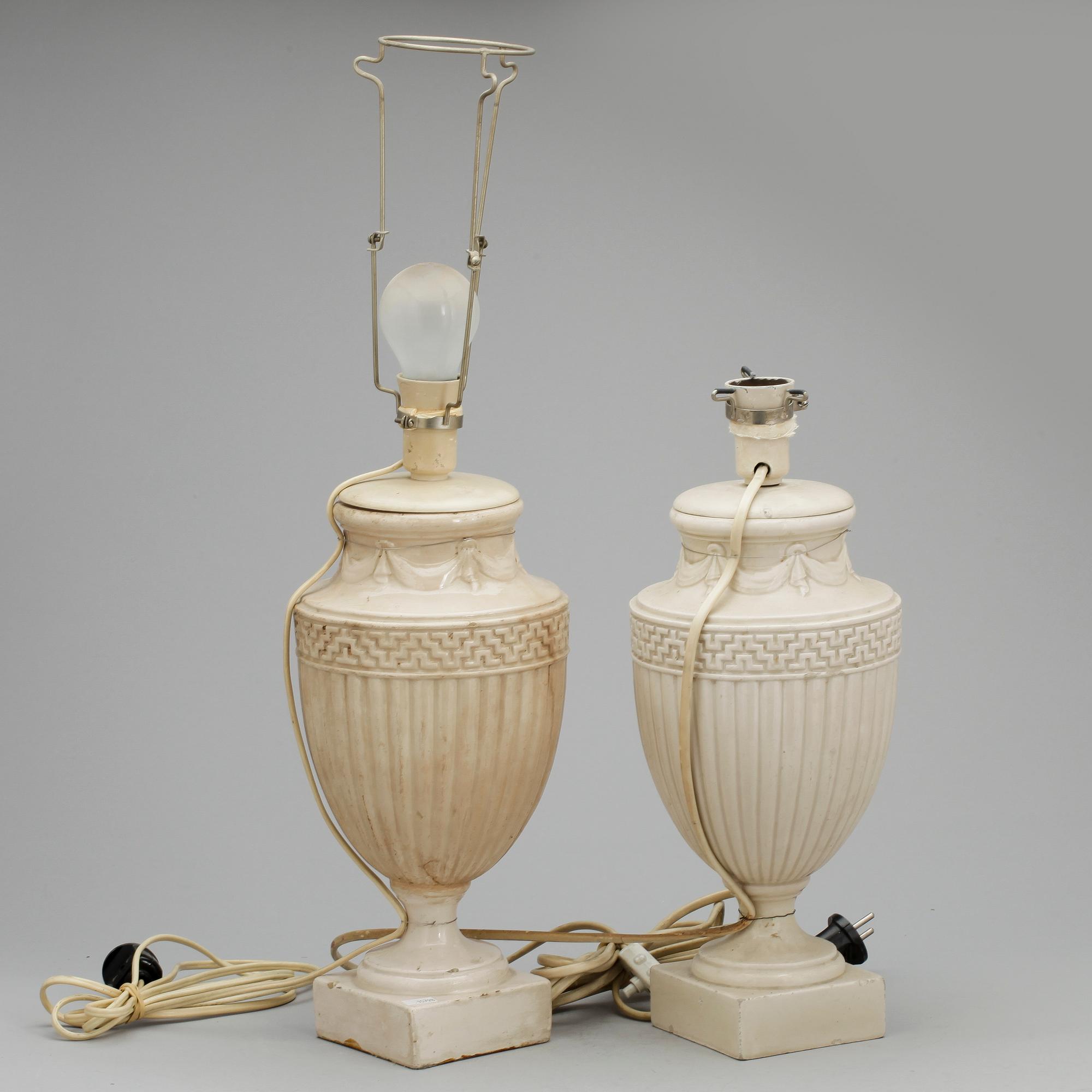 BORDSLAMPOR/URNOR, ett par, flintgods, 1900-talets början.