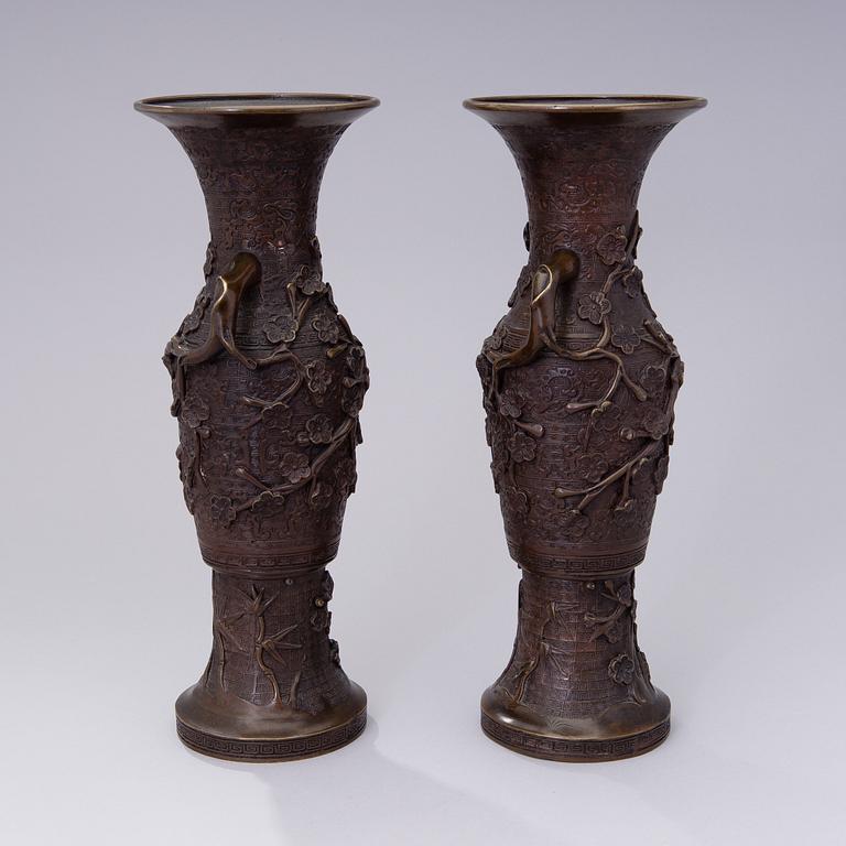 A pair of Chinese vases in patinated brass, turn of the 20th century .