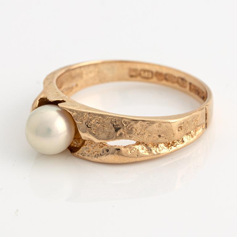 Björn Weckström, a 14K gold ring 'Polar Spring' with a cultured pearl for Lapponia 1971.