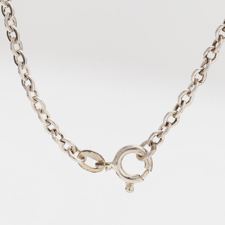 Tapio Wirkkala, halsband "Päron", sterlingsilver. Kultakeskus, Tavastehus 1975.