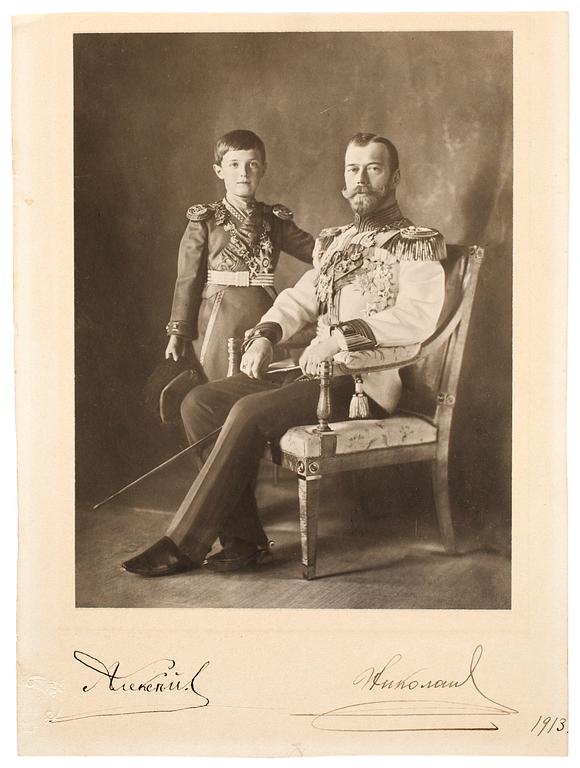 ATELJÉ BOISSONNAS ET EGGLER, fotografi, KEJSAR NIKOLAJ II OCH ALEXEI, egenhändigt sign Alexei och Nikolai, dat 1913.