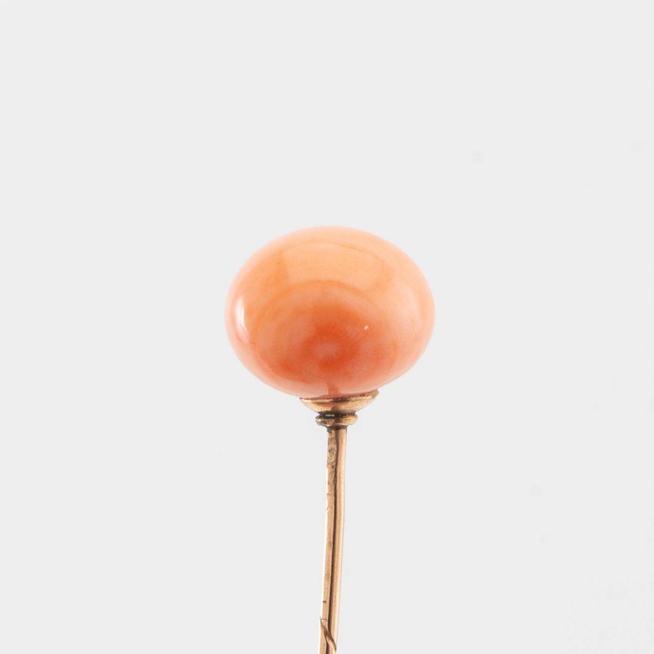 Brooch pins/tie pins 2 pcs of low carat gold with rose-cut diamond and corals.