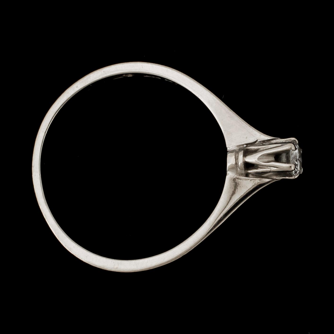 RING, vitguld 18K, diamant. Guldsmeders Inköps AB, Uppsala 1973. Vikt ca 2 gram.